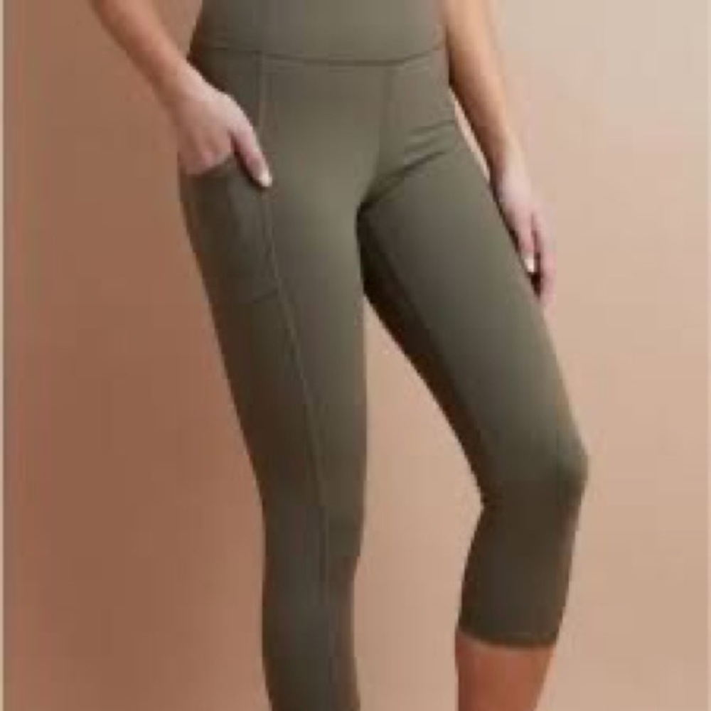 Savvi Army Green Avenue Side Pocket Capri Cropped Athletic Leggings Womens Small